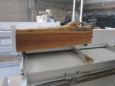 工圓木推臺鋸的應(yīng)用如何提高木材鋸切效率